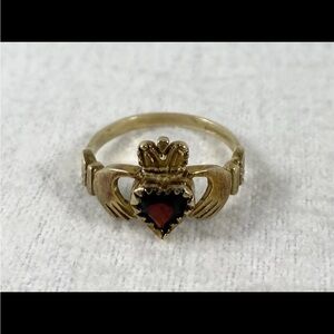 Vintage 9k Yellow Gold Claddagh Ring Bohemian Garnet 5.5 1.7 grams